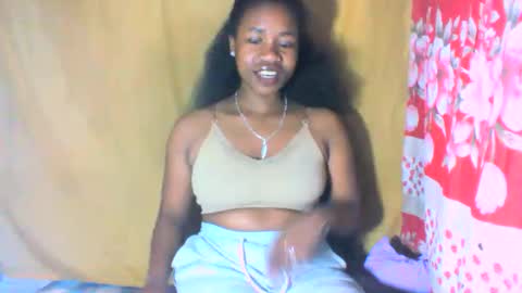 Snapshot of mayrah5 chatting on 10.07.25 mayrah online show from 10.07.25