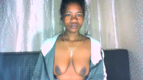 Snapshot of mayrah5 chatting on 10.12.25 mayrah online show from 10.12.25