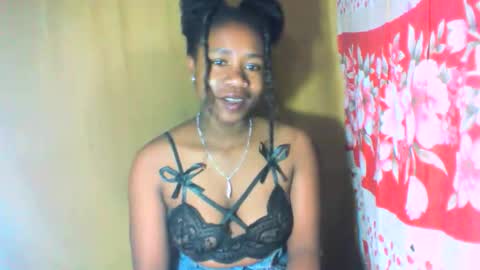 Snapshot of mayrah5 chatting on 10.28.25 mayrah online show from 10.28.25