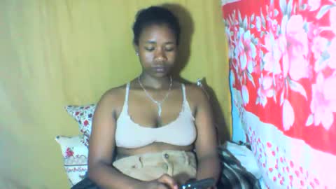 Snapshot of mayrah5 chatting on 11.08.25 mayrah online show from 11.08.25