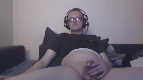 Snapshot of mcmike_es chatting on 10.10.25 Mike online show from 10.10.25