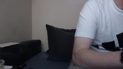 Snapshot of mcmike_es chatting on 10.21.25 Mike online show from 10.21.25