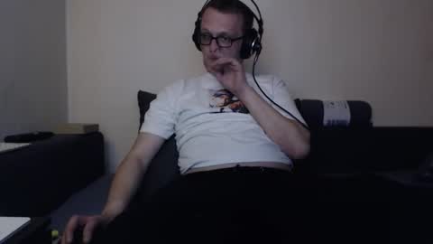 Snapshot of mcmike_es chatting on 10.24.25 Mike online show from 10.24.25