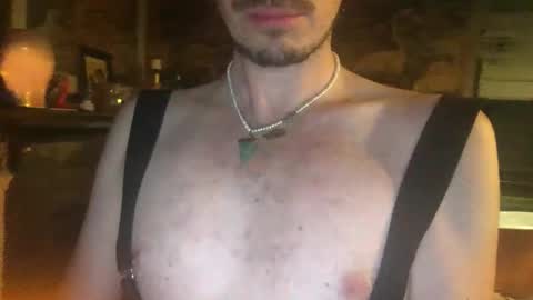 Snapshot of me586790 chatting on 11.08.25 English Arse Play online show from 11.08.25