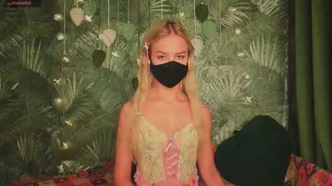 Snapshot of meeeewmeeeeow chatting on 11.07.25 meeeewmeeeeow online show from 11.07.25