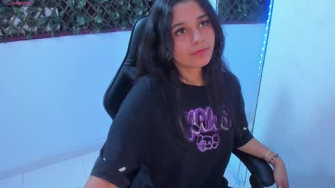 megan white 01  online show from 03.05.25