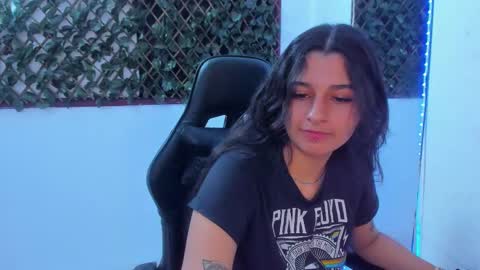 megan white 01  online show from 03.06.25