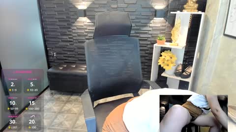Snapshot of megann_hill chatting on 12.11.24 Megan online show from 12.11.24