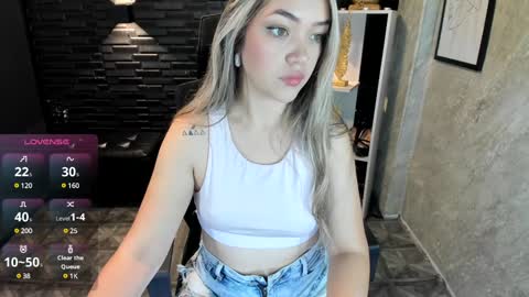 Snapshot of megann_hill chatting on 12.15.24 Megan online show from 12.15.24
