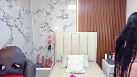 M E G A N  online show from 03.25.26