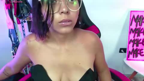 Snapshot of meggan_greey chatting on 11.14.25 Your best slave online show from 11.14.25