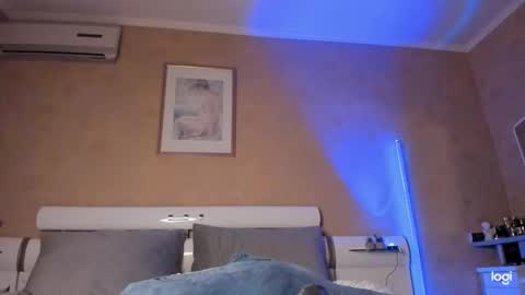  Start every day 2000 - 700 online show from 09.24.25