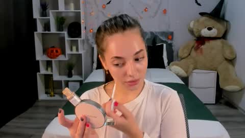 Snapshot of melaniealves chatting on 10.15.25 MelanieAlves online show from 10.15.25