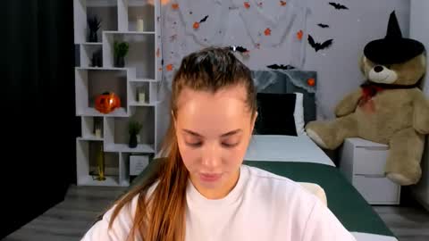 Snapshot of melaniealves chatting on 10.17.25 MelanieAlves online show from 10.17.25