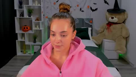 Snapshot of melaniealves chatting on 10.20.25 MelanieAlves online show from 10.20.25