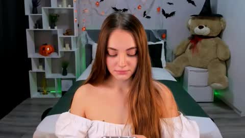 Snapshot of melaniealves chatting on 10.21.25 MelanieAlves online show from 10.21.25