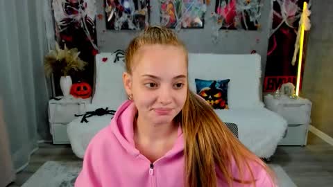 Snapshot of melaniealves chatting on 10.30.25 MelanieAlves online show from 10.30.25