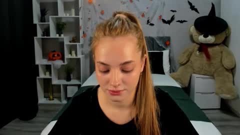 Snapshot of melaniealves chatting on 11.05.25 MelanieAlves online show from 11.05.25