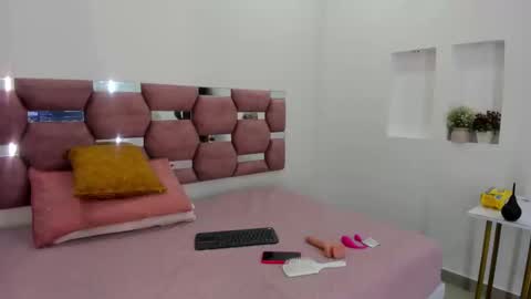 Snapshot of melannycollins__ chatting on 09.18.25 Melanny online show from 09.18.25