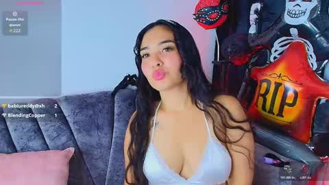    Independent model online show from 10.23.25