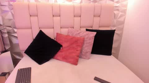 Snapshot of mell_muller chatting on 02.25.26 Mell online show from 02.25.26