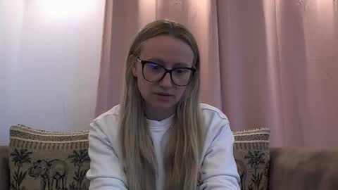 Snapshot of melly_rosey chatting on 06.03.26 Melly online show from 06.03.26
