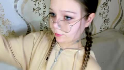 Snapshot of melmooon chatting on 10.07.25 MelMooon online show from 10.07.25