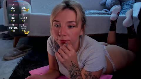 Snapshot of melodypetitex chatting on 02.12.25 sophia online show from 02.12.25