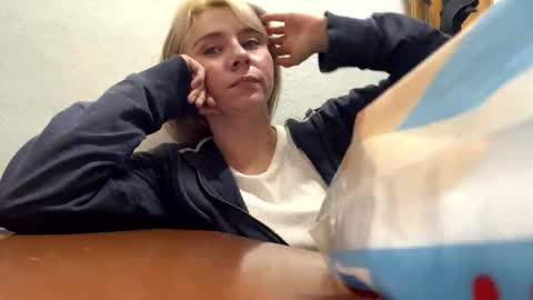 Snapshot of melodypetitex chatting on 10.23.25 sophia online show from 10.23.25