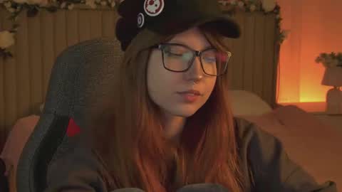 Snapshot of memorycadence chatting on 10.09.25 Mia online show from 10.09.25