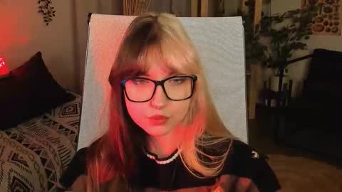 Snapshot of memorycadence chatting on 10.31.25 Mia online show from 10.31.25