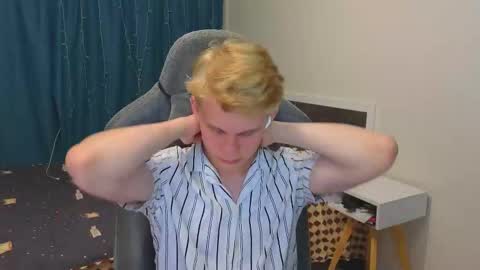 Snapshot of meow_mickey chatting on 10.07.25 Mickey online show from 10.07.25