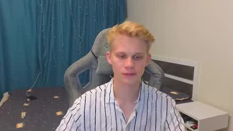 Snapshot of meow_mickey chatting on 10.08.25 Mickey online show from 10.08.25