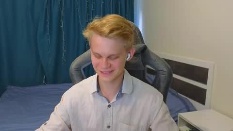 Snapshot of meow_mickey chatting on 10.15.25 Mickey online show from 10.15.25