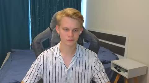 Snapshot of meow_mickey chatting on 10.18.25 Mickey online show from 10.18.25