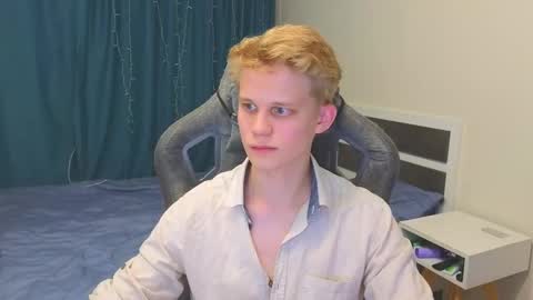 Snapshot of meow_mickey chatting on 10.20.25 Mickey online show from 10.20.25