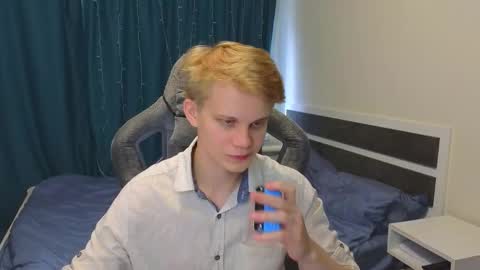 Snapshot of meow_mickey chatting on 10.28.25 Mickey online show from 10.28.25