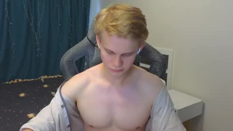 Snapshot of meow_mickey chatting on 11.01.25 Mickey online show from 11.01.25