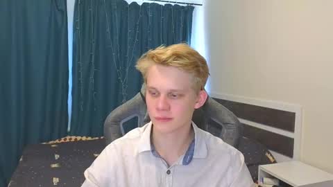 Snapshot of meow_mickey chatting on 11.04.25 Mickey online show from 11.04.25