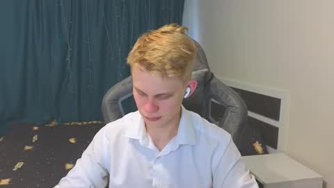 Snapshot of meow_mickey chatting on 11.16.25 Mickey online show from 11.16.25