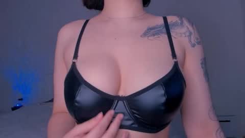 Snapshot of meow_rinnie chatting on 10.05.25 My links --- online show from 10.05.25