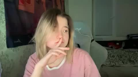 Snapshot of meowki4 chatting on 01.02.25 meowme online show from 01.02.25