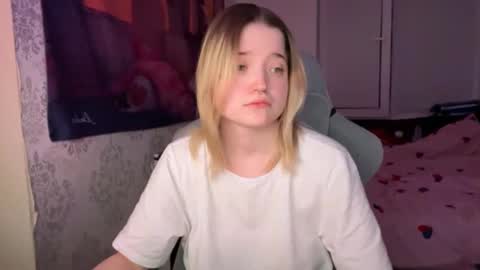 Snapshot of meowki4 chatting on 01.04.25 meowme online show from 01.04.25