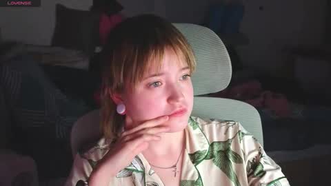 Snapshot of meowki4 chatting on 12.01.25 meowme online show from 12.01.25