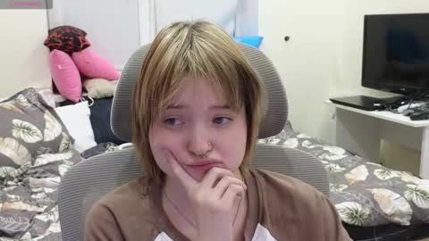 Snapshot of meowki4 chatting on 12.14.25 meowme online show from 12.14.25