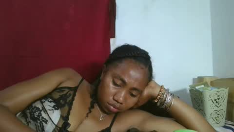 Snapshot of meraldaaaa chatting on 10.13.25 meraldaaaa online show from 10.13.25