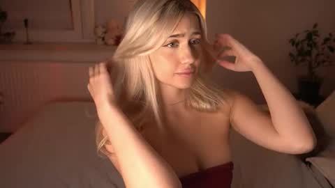 Lara OFFLINE  online show from 12.18.25