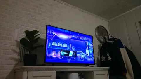 Snapshot of mewxia3 chatting on 12.11.24 Mia online show from 12.11.24