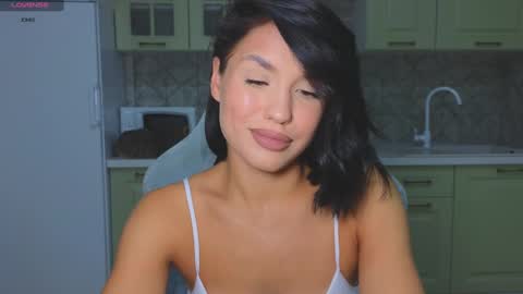 Snapshot of mia___lunaa chatting on 10.01.25 Mia online show from 10.01.25