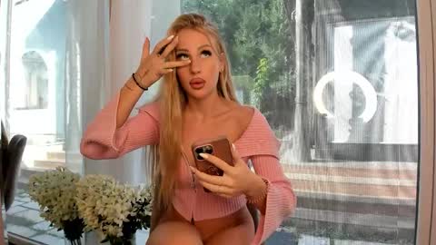 Snapshot of mia__milan chatting on 10.22.25 Mia Milan online show from 10.22.25